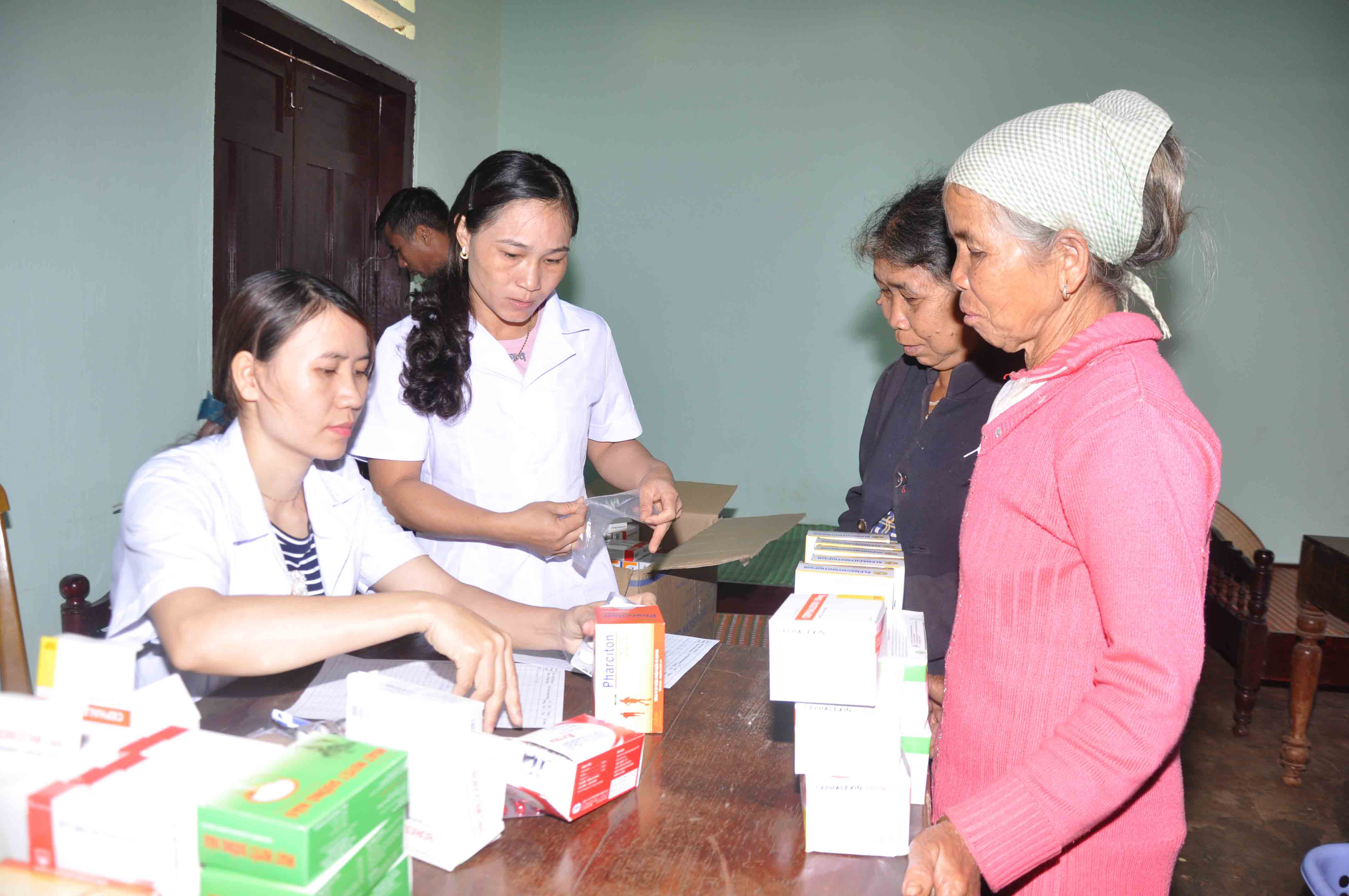 Khám bệnh, cấp thuốc miễn phí cho các đối tượng chính sách